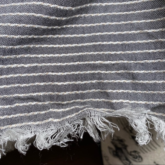 CALVIN KLEIN grey and white textured stripes fringe hems wrap rectangle scarf - Picture 3 of 6
